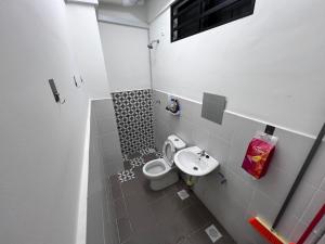 斯里伊斯兰德Homestay Kesidang的带马桶和水槽的小浴室