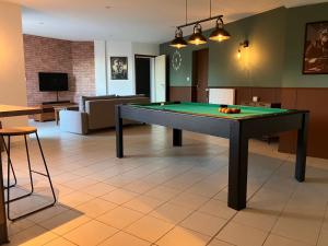 einen Billardtisch in der Mitte eines Wohnzimmers in der Unterkunft La Caverne Bretonne in Renac