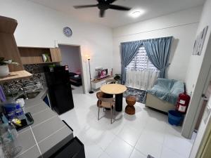 斯里伊斯兰德Homestay Kesidang的厨房和客厅，里面有一张桌子