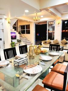 Et opholdsområde på Amy Villa - 5 BHK - Centre of Lonavala I Pvt Pool & Garden