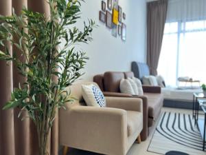 Χώρος καθιστικού στο Georgetown#Beacon Executive Suite SkyPool#Luxury&Glamorous Suite#2BR#Living Room with Queen Bed