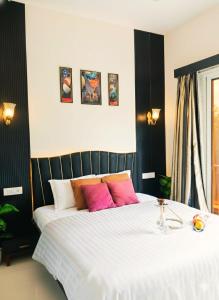 En eller flere senge i et værelse på Amy Villa - 5 BHK - Centre of Lonavala I Pvt Pool & Garden + 44 billeder