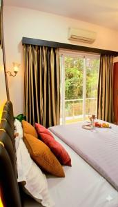 Ένα ή περισσότερα κρεβάτια σε δωμάτιο στο Amy Villa Lonavala - 5bhk- 5 mins from lonavala station with private swimming pool