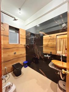 Ένα μπάνιο στο Amy Villa Lonavala - 5bhk- 5 mins from lonavala station with private swimming pool