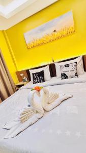 Ένα ή περισσότερα κρεβάτια σε δωμάτιο στο 海边独栋五卧花园泳池别墅