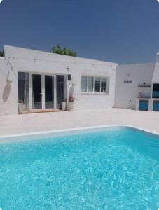 Bazén v ubytování La Casita de la Abuela nebo v jeho okolí