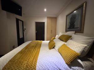 Postel nebo postele na pokoji v ubytování Mona Lisa + 2 fotografie