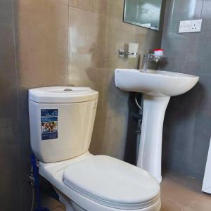 un baño con inodoro y lavabo en Palmyrah Resort Best Rooms with Sea View,  29 fotos más