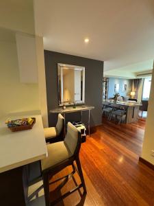 ein Wohnzimmer mit einem Tisch, Stühlen und einem Spiegel in der Unterkunft Cinnamon Life Residencies- Luxury 2 Bedroom Apartment 18th Floor in Colombo