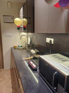 Η κουζίνα ή μικρή κουζίνα στο Studio apartment in Suntwilight near to expomart +4 φωτογραφίες