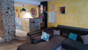 Rabat-les-Trois-SeigneursMaison Rabat les 3 seigneurs的带沙发的客厅和带厨房的客厅 更多23张照片