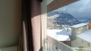 Rabat-les-Trois-SeigneursMaison Rabat les 3 seigneurs的从窗户可欣赏到白雪 ⁇ 的山景