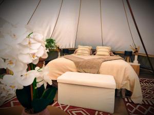 Postel nebo postele na pokoji v ubytování Lodge romantique "la clé des songes" et son jacuzzi privatif