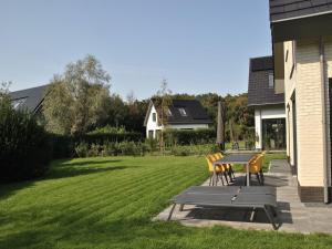 Κήπος έξω από το Great holiday home energy neutral on Texel with sauna and sun shower