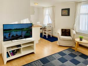 Μια τηλεόραση ή/και κέντρο ψυχαγωγίας στο Villa Fortuna Gästehaus App Fehmarn