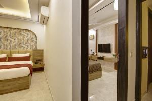 TV a/nebo společenská místnost v ubytování Hotel Premium Suites Near Delhi Airport