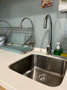 米里BS Homestay1 - 1 Bedroom Apartment in Miri Times Square的厨房水槽和柜台上的两个水龙头