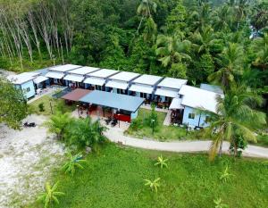 an overhead view of a building on the beach at Mook Raya Resort in Ko Mook