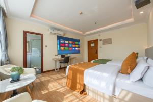 une chambre d'hôtel avec un lit et un bureau dans l'établissement Sanjun Hotel, à Canton