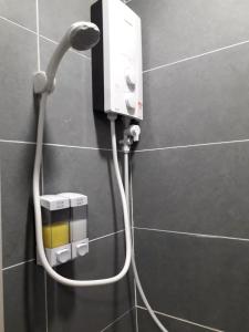 米里BS Homestay1 - 1 Bedroom Apartment in Miri Times Square的浴室内连接着墙上的淋浴头 更多23张照片