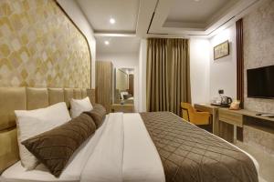 TV a/nebo společenská místnost v ubytování Hotel Premium Suites Near Delhi Airport