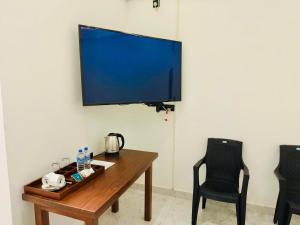 TV a/nebo společenská místnost v ubytování Emerald Home Stay