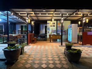 une pièce avec un sol à damier et des plantes en pot dans l'établissement Mook Raya Resort, à Ko Muk