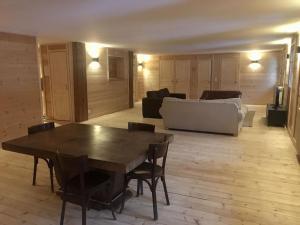a living room with a table and a couch at Chalet Suvay in La Chapelle-dʼAbondance