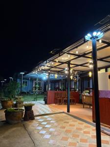 - une pergola éclairée la nuit dans l'établissement Mook Raya Resort, à Ko Muk