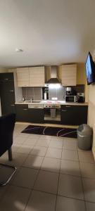 une cuisine avec un comptoir et une télévision à l'intérieur dans l'établissement Die Hotelalternative Michael Treiber 5, à Solingen