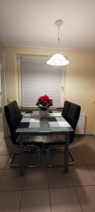 ゾーリンゲンにあるDie Hotelalternative Michael Treiber 5の花瓶付きのダイニングテーブル