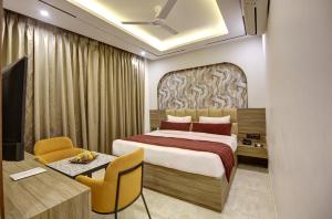 Postel nebo postele na pokoji v ubytování Hotel Premium Suites Near Delhi Airport