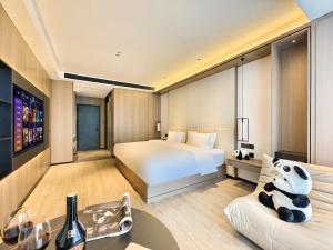 una habitación de hotel con una cama y un sofá en Jingyue International Hotel Chengdu Tianfu International Airport Branch, en Jiangyang