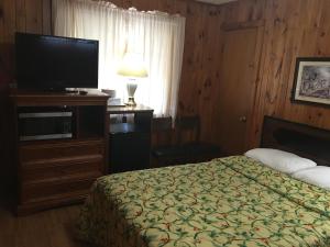 Postel nebo postele na pokoji v ubytování Doray Motel Lake George