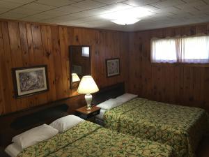 Postel nebo postele na pokoji v ubytování Doray Motel Lake George