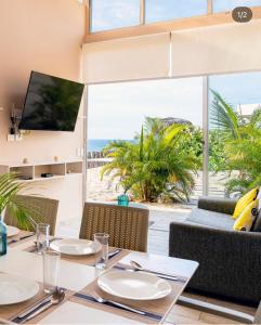 a dining table with a view of the beach at Ribera Del Norte Bungalows in Canoas