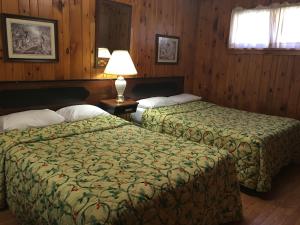 Postel nebo postele na pokoji v ubytování Doray Motel Lake George