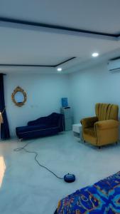 Una sala de estar con dos sillas y un sofá. en Trinity Apartments, en Lekki