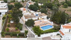 an aerial view of a house with a swimming pool at Villa Monte Domingos Simoes in Sesmarias