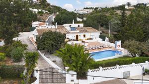 an aerial view of a house with a swimming pool at Villa Monte Domingos Simoes in Sesmarias