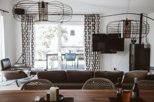 un salon avec un canapé et une grande fenêtre dans l'établissement Villa Claudia, à Kaštelir