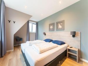 Postel nebo postele na pokoji v ubytování Serene Holiday Home in De Koog Texel with Sauna