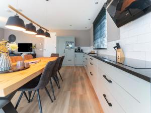 Kuchyň nebo kuchyňský kout v ubytování Serene Holiday Home in De Koog Texel with Sauna