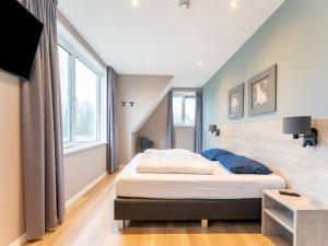 Postel nebo postele na pokoji v ubytování Serene Holiday Home in De Koog Texel with Sauna