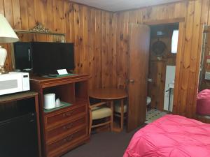 Postel nebo postele na pokoji v ubytování Doray Motel Lake George