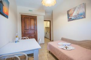 a room with a bed and a table and a table at Istron Blue in Istron +25 photos