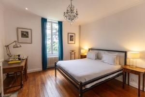 Ένα ή περισσότερα κρεβάτια σε δωμάτιο στο La Viste - SPA-JACUZZI - MASSAGE- SAUNA - 4 SAISONS - Piscine Chauffée Toute l'année - Heated POOL - 800m City Centre