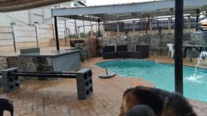 Bazén v ubytování Home away from home nebo v jeho okolí