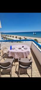 マルティルにあるVista bella luxurious apartmentのバルコニー(テーブル、椅子付)、