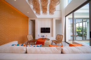 TV a/nebo společenská místnost v ubytování Coconus Pool Villa 阿丽莎 泳池别墅